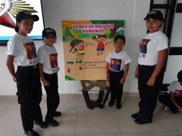 Los niños de la Policía Cívica portaron la imagen de Hans.