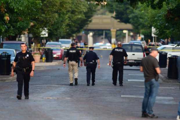 Varios policías investigan la escena del tiroteo ocurrido ayer en Dayton, menos de 24 horas después de que un ataque similar cau