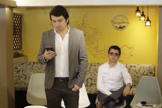 El aspirante John Alfredo González, de Creo, durante la rueda de prensa que tenía programada para presentar su Plan de Gobierno.