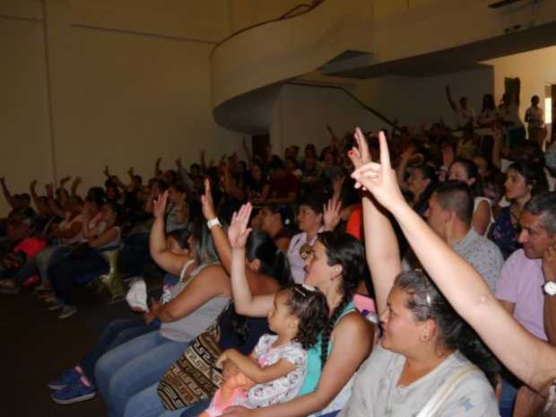 Las madres de Villamaría acudieron el martes al Teatro 19 de Octubre a una charla pedagógica sobre las bondades de amamantar, du