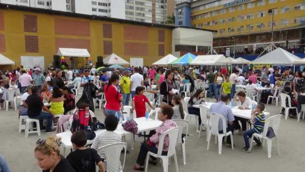 Padres de familia y asistentes compartieron almuerzos en el Día de la Familia. 