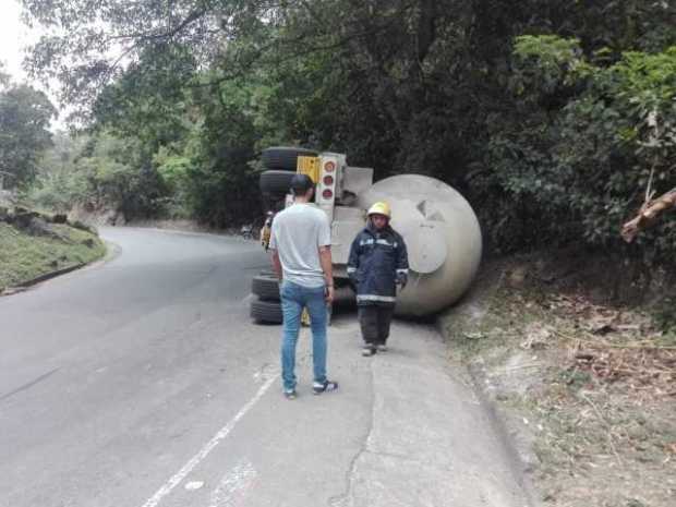 En la vía Supía - Riosucio se volcó un carrotanque con amoniaco