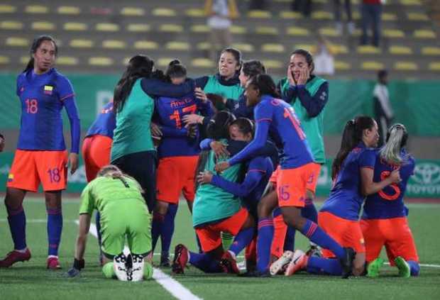 Celebración de las jugadoras colombianas luego de alcanzar la medalla de oro en los Juegos Panamericanos.