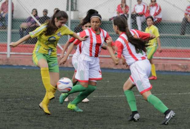 Valeria Chica (amarillo), figura de Caldas en el fútbol prejuvenil femenino. El torneo se juega con jugadoras nacidas en el 2003