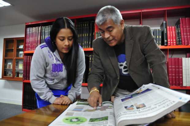 Laura Vanessa Ramírez León, hace cinco años, junto al escritor José Navia, en Bogotá