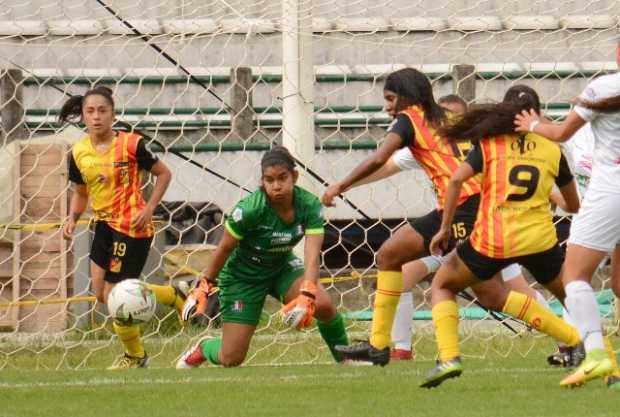 Al fondo, Katherin Gómez, la portera del Once, figura en el partido que el Blanco perdió 0-1 con el Pereira.