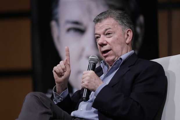 Santos pide mantener compromiso con excombatientes y reprimir a desertores