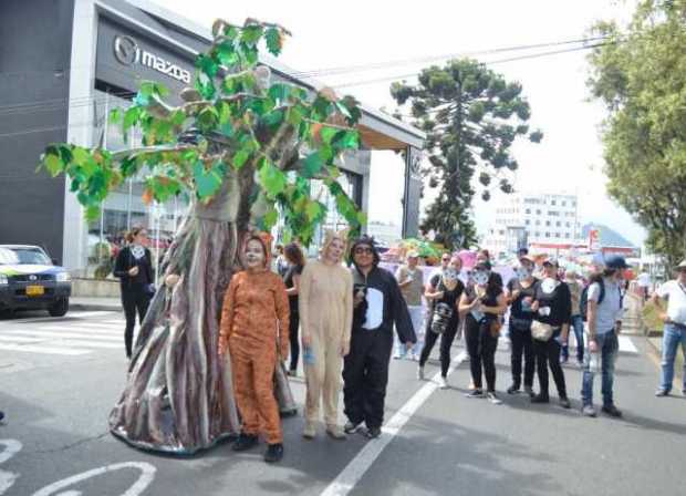 Funcionarios de Corpocaldas participaron del desfile. 