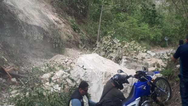 Sin vía entre La Dorada y Victoria por caída de rocas