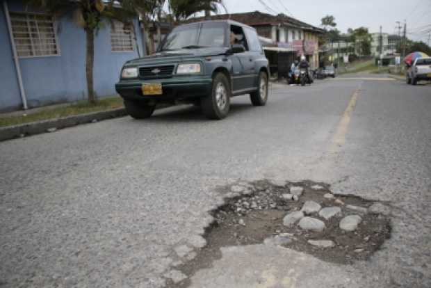 Huecos en la entrada al barrio La Linda, de Manizales.