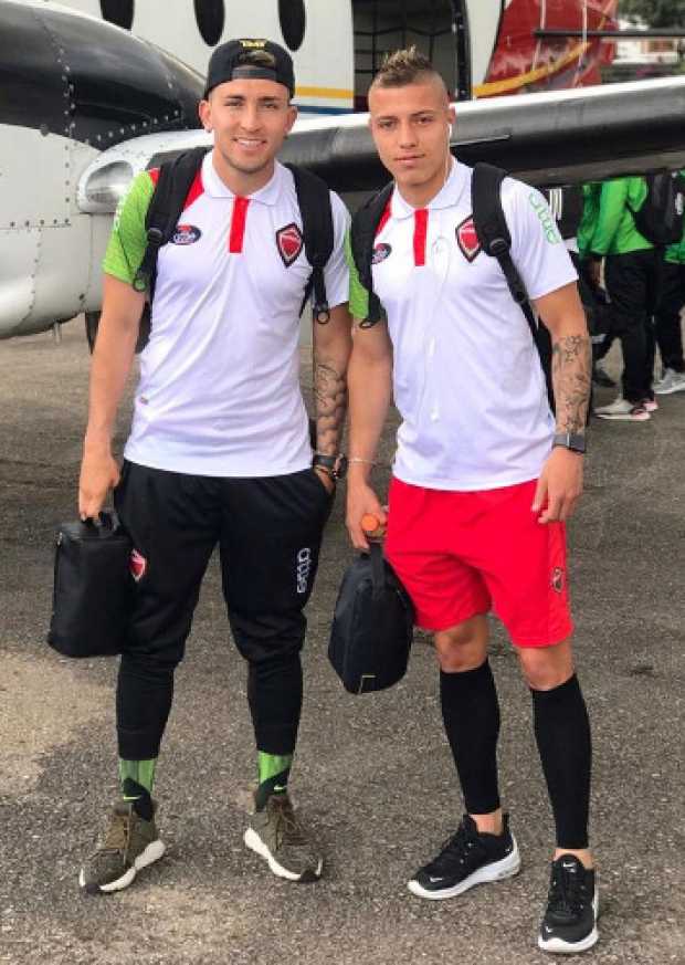 Israel Alba (de gorra negra) y Fredy Salazar serían titulares hoy contra el equipo del que surgieron como profesionales.