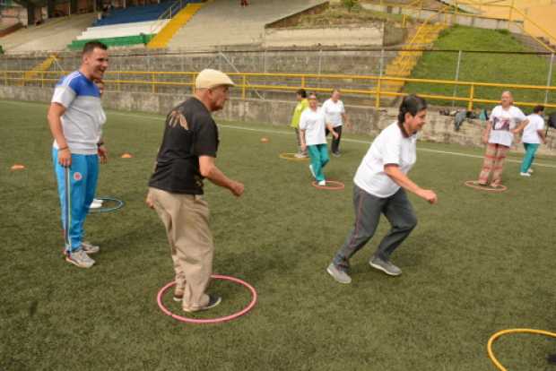 En el Polideportivo de Villamaría, los adultos mayores se reúnen con actividades recreativas y deportivas. Este fin de semana hu
