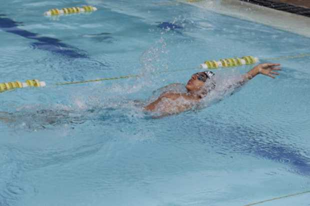 Juan Pablo Hidalgo estuvo entre los mejores de natación. Espera saber si va a ir a los Intercolegiados Nacionales.