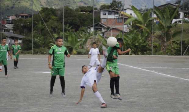 En la Unidad Deportiva, los niños de Revel jugaron un partido de exhibición.