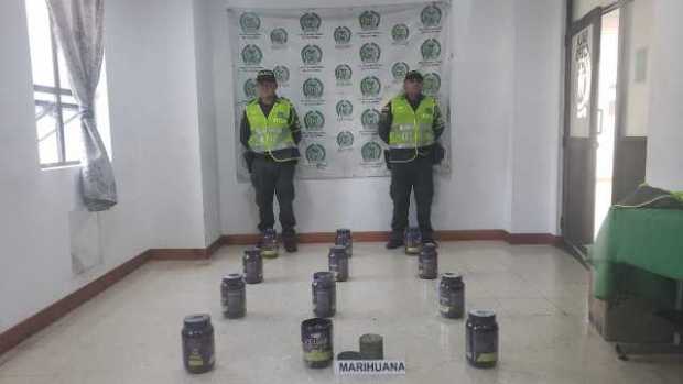 La marihuana estaba camuflada en tarros de proteína. 