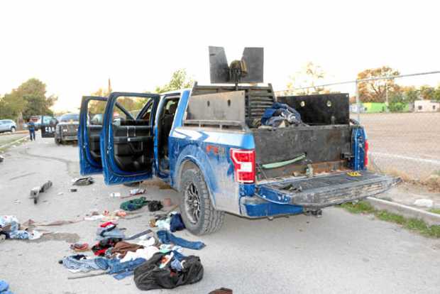 Un vehículo equipado con blindaje y un arma automática de grueso calibre se observa en la población Villa Unión en el estado de 