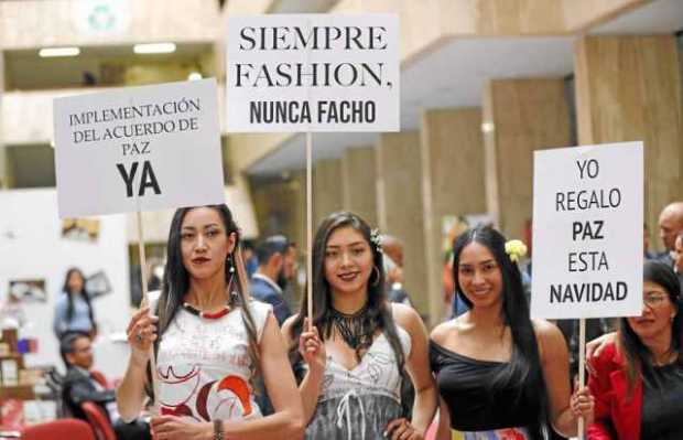 Modelos desfilaron ayer ropa diseñada y confeccionada por exguerrilleros de las Farc, en la sede del Congreso, en Bogotá. 