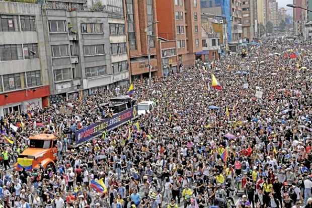 300 artistas y 40 grupos colombianos cantaron y marcharon ayer en las calles de Bogotá en contra del Gobierno de Iván Duque. 