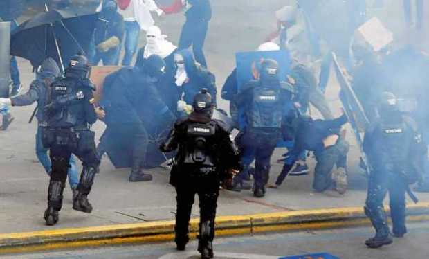 Foto | EFE | LA PATRIA Agentes de la Esmad chocaron con manifestantes que cargan metales que usan como escudos, además utilizan 