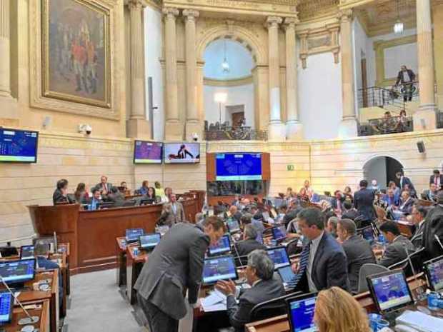 En los minutos finales de la sesión, el ministro de Hacienda, Alberto Carrasquilla, agradeció a la plenaria del Senado la aproba