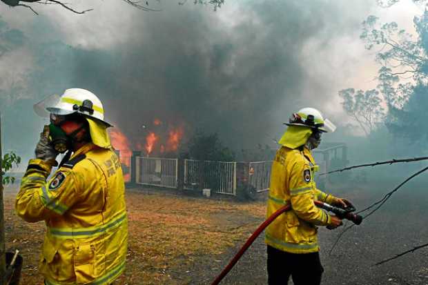 Los incendios forestales en Australia se producen en medio de una ola de calor que algunos grupos ecologistas atribuyen a la cri