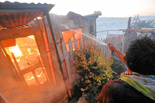 Foto | EFE | LA PATRIA Dos focos diferentes de fuego se generaron de manera simultánea en los cerros de la ciudad de Valparaíso,