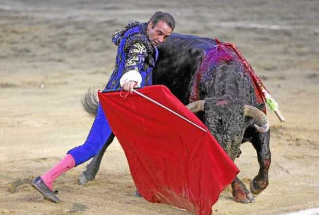 El torero español Enrique Ponce lidia el toro Lanzarote de la ganadería Ernesto Gutiérrez, ayer durante la temporada taurina de 