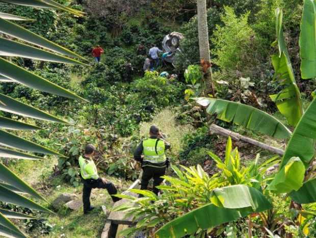 Dos lesionados al rodar una camioneta en Manizales