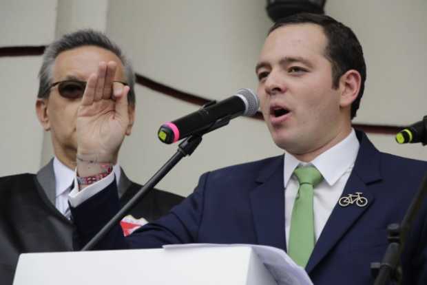 El alcalde entrante de Manizales, Carlos Mario Marín, en plena toma de juramento. Atrás, el notario quinto de Manizales, Jairo V