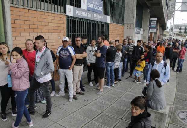 Así estaban las afueras del estadio Palogrande ayer, a las 9:00 a.m. para comprar los abonos del Once Caldas. A las 10:30 a.m. l