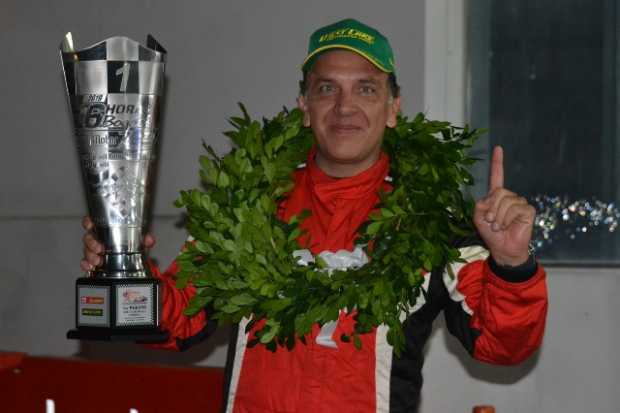 Julián Jaramillo con el trofeo que recibió por ganar en la categoría GTB de las 6 Horas de Bogotá.  