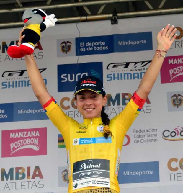 La chilena Aranza Villalón, líder de la Vuelta a Colombia Femenina. 
