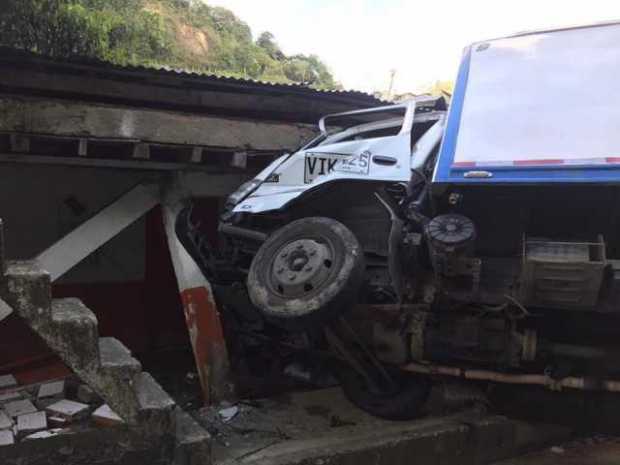 Un camión chocó contra un vehículo en vía entre Aranzazu y Neira 