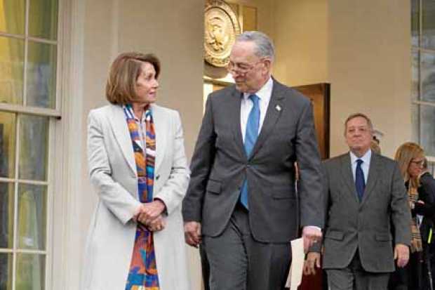 La líder de la minoría demócrata en la Cámara, Nancy Pelosi, y el líder de la minoría demócrata en el Senado, Chuck Schumer, lue