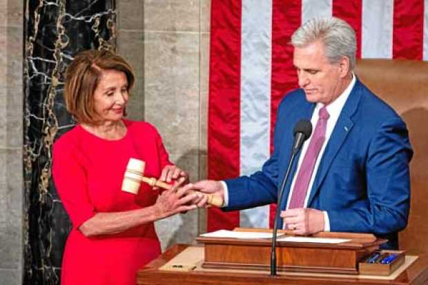 La líder demócrata Nancy Pelosi recibe el mazo del candidato republicano, Kevin McCarthy, tras ser elegida como presidenta de la