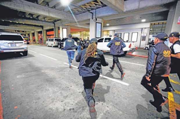 Agentes del Ministerio Público corren para ingresan al aeropuerto La Aurora para tratar de cumplir la orden de la Corte de Constitucionalidad de Guatemala y dejar ingresar al investigador de la CICIG, Yilen Osorio. Agentes del Ministerio Público corren para ingresan al aeropuerto La Aurora para tratar de cumplir la orden de la Corte de Const