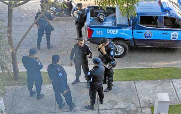 Nicaragua sufre una crisis que ha dejado 325 muertos desde abril pasado. En la foto, miembros de la policía a las afueras de don