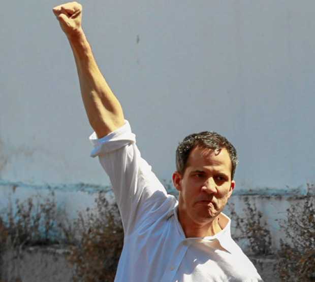 El presidente de la Asamblea Nacional de Venezuela, Juan Guaidó, levantó la mano durante un cabildo abierto en el estado Vargas,
