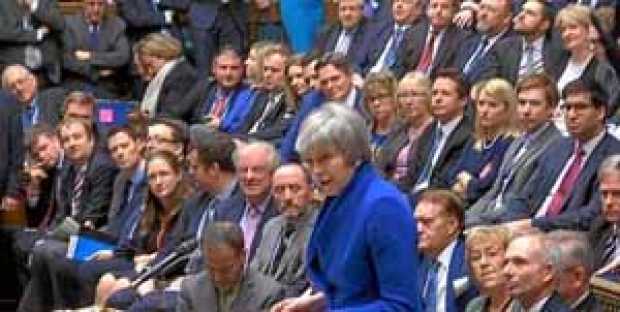 Captura de video tomada que muestra a la primera ministra, Theresa May, mientras comparece en el Parlamento en Londres (Reino Un