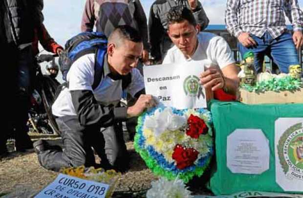 Foto | Efe | LA PATRIA Mensajes en honor a los policías fallecidos. El general Óscar Atehortúa declaró que las víctimas son 20 a