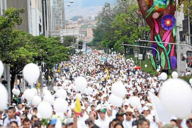 Fotos | Colprensa | LA PATRIA  En Medellín los ciudadanos también le rindieron un homenaje a las víctimas. 