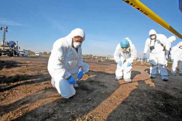 Foto | Efe | LA PATRIA  Expertos forenses registran la zona cerca de una toma clandestina de gasolina de Petróleos Mexicanos (Pe