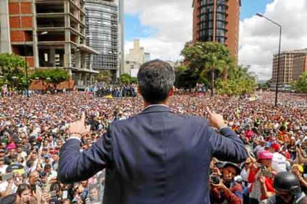 De espaldas, Juan Gauidó frente a una muchedumbre que lo acompañó tras su autoproclamación como presidente interino de Venezuela