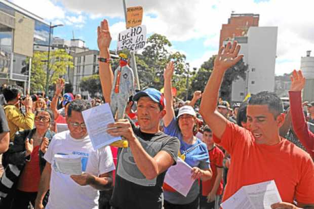 Simpatizantes del presidente de la Asamblea Nacional de Venezuela, Juan Guaidó, se reunieron ayer a la espera de su pronunciamie