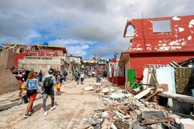 Expertos del Instituto de Meteorología cubano trabajan en el área afectada para recabar datos sobre este nuevo tornado, del que 