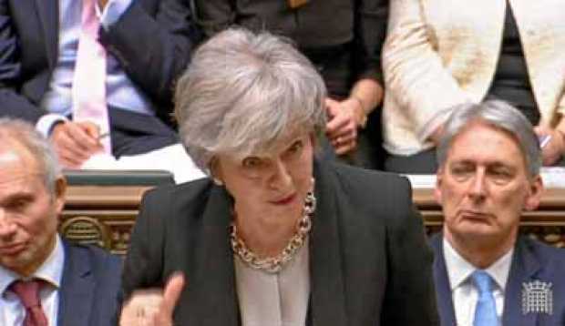 La primera ministra británica, Theresa May, anunció ayer en el Parlamento que volverá a Bruselas para pedir una revisión del acu