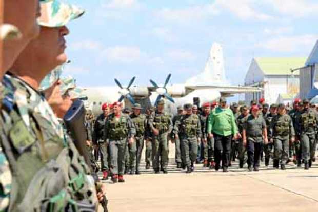  El presidente de Venezuela, Nicolás Maduro, en compañía de militares en el céntrico estado Aragua, calificó ayer de "infantil" 