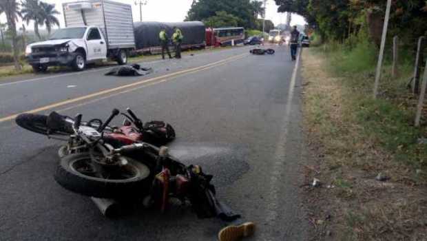 En el accidente se vieron involucradas dos motos y una camioneta.