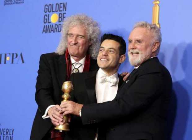 Los miembros de la banda musical Queen Brian May (i) y Roger Taylor (d) posan junto al actor estadounidense Rami Malek Los miembros de la banda musical Queen Brian May (i) y Roger Taylor (d) posan junto al actor estadounidense Rami Malek