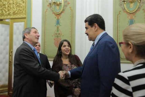 Fotografía cedida por el Palacio de Miraflores que muestra al presidente venezolano, Nicolás Maduro, mientras se reúne con el di